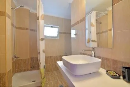 Garbis μπακάλης θεοχάρης Leptokariá