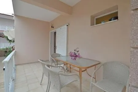 Garbis μπακάλης θεοχάρης Apartman